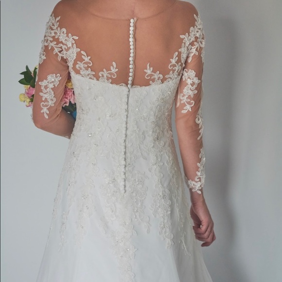 Gown with lace illusion sleeves - Picture 4 of 6